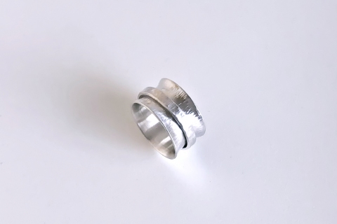 Spinner ring with different hammer textures